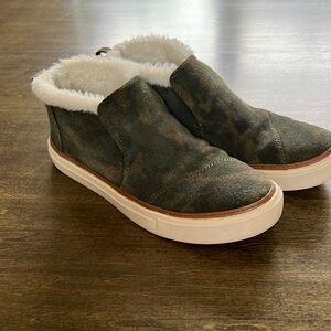 Tom’s sneaker bootie with shearling lining